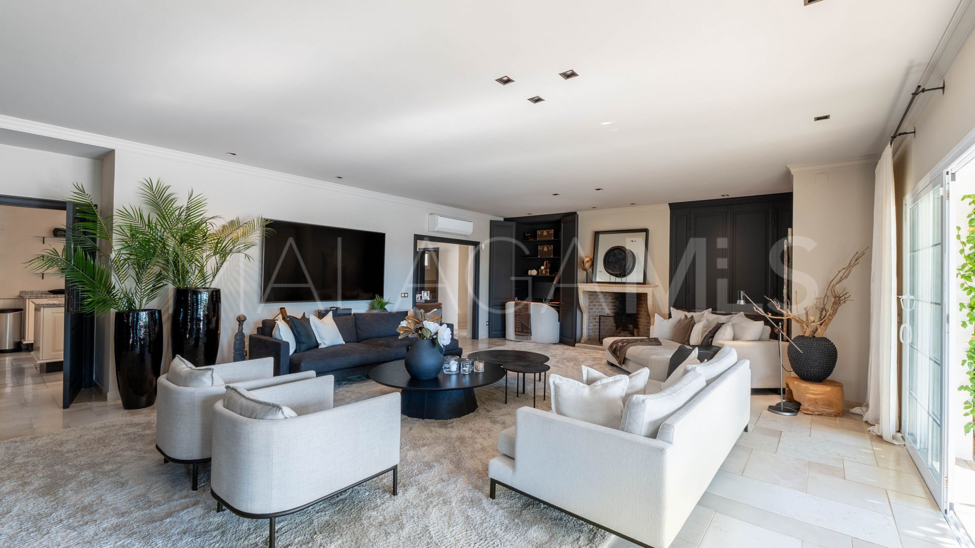 Villa for sale in Nueva Andalucia