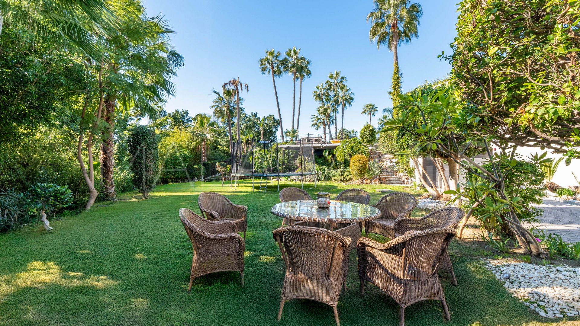 Villa for sale in Nueva Andalucia