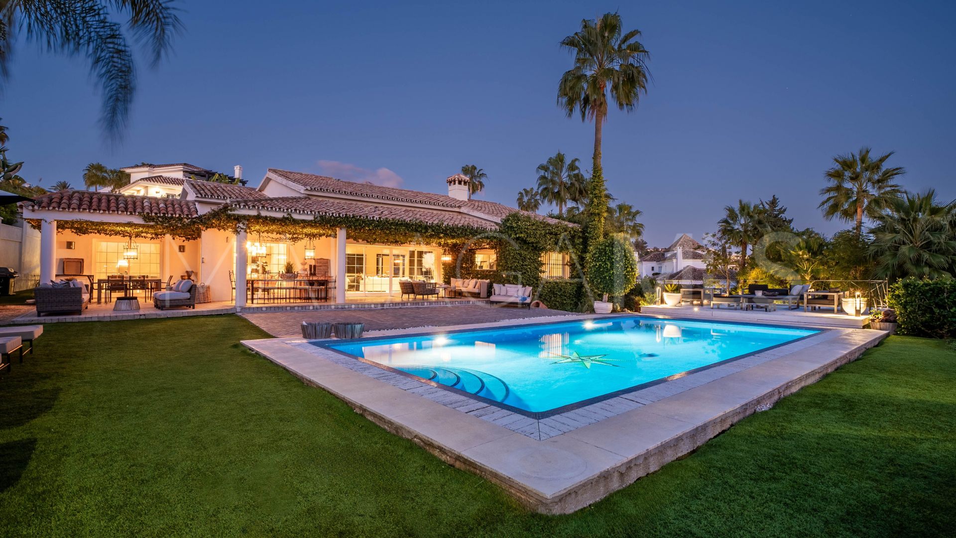 Villa for sale in Nueva Andalucia