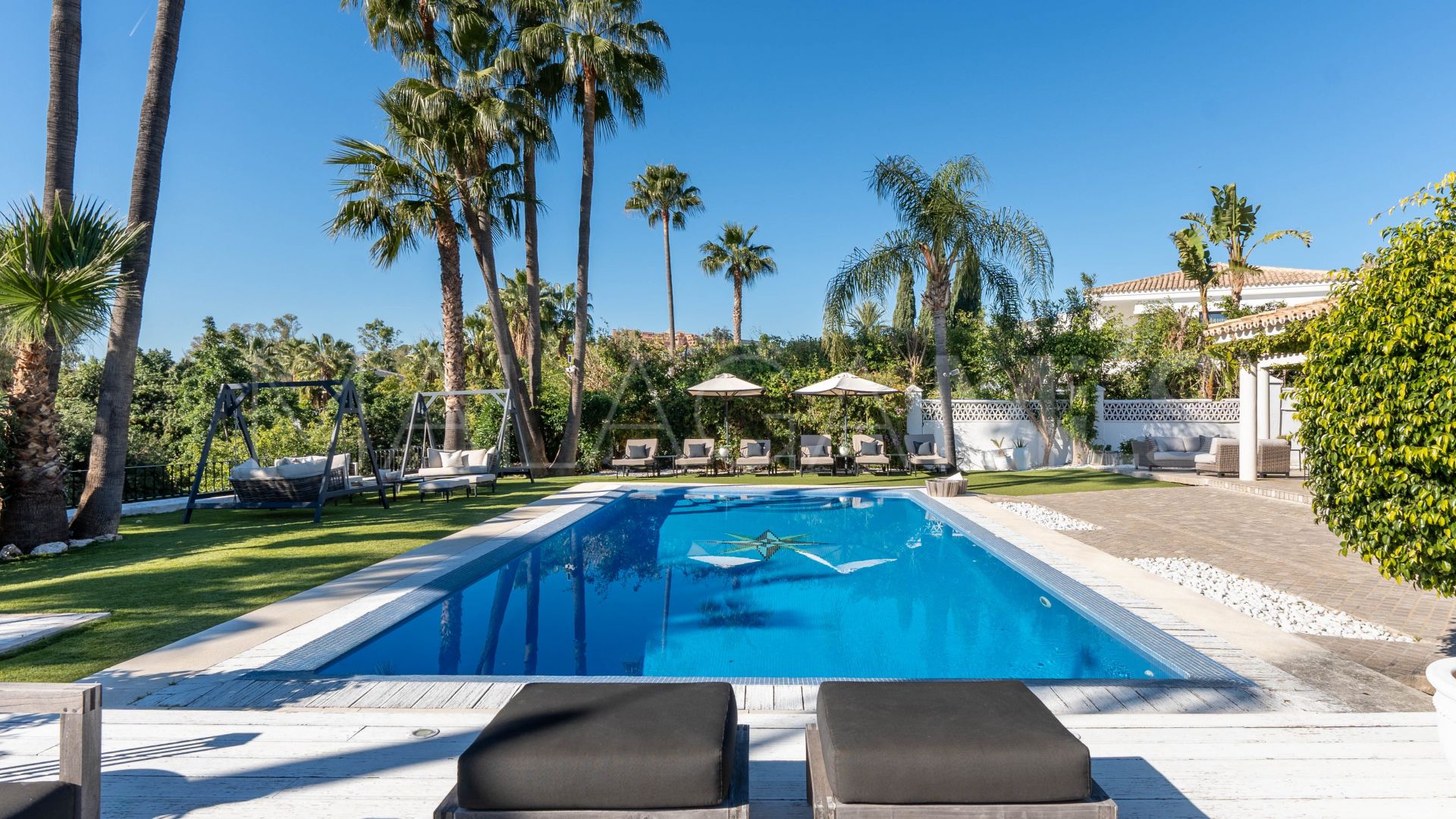Villa for sale in Nueva Andalucia