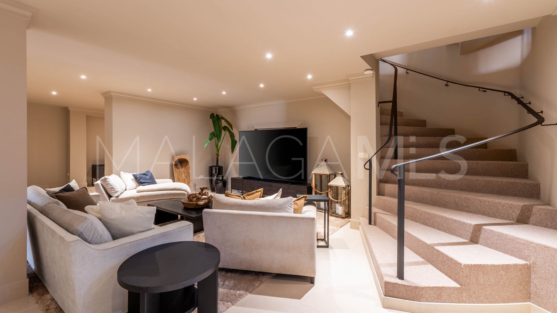 Villa for sale in Nueva Andalucia