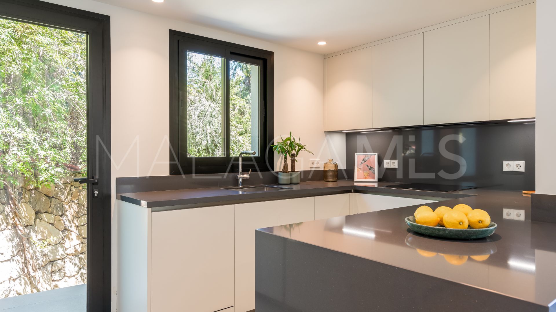 Se vende villa in Los Naranjos Hill Club de 5 bedrooms