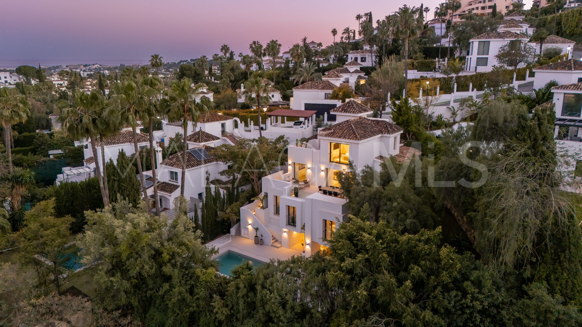 Se vende villa in Los Naranjos Hill Club de 5 bedrooms