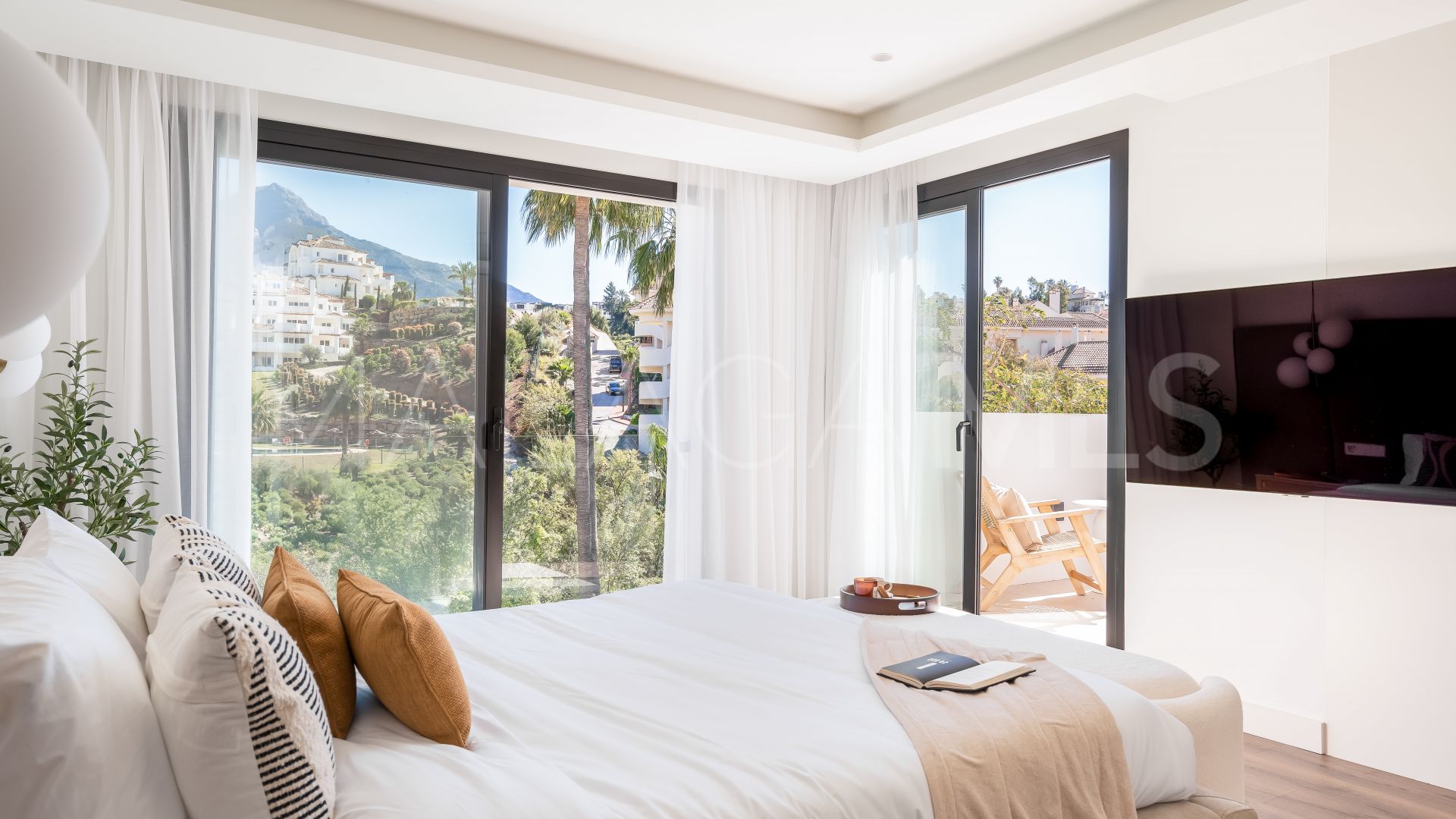Se vende villa in Los Naranjos Hill Club de 5 bedrooms