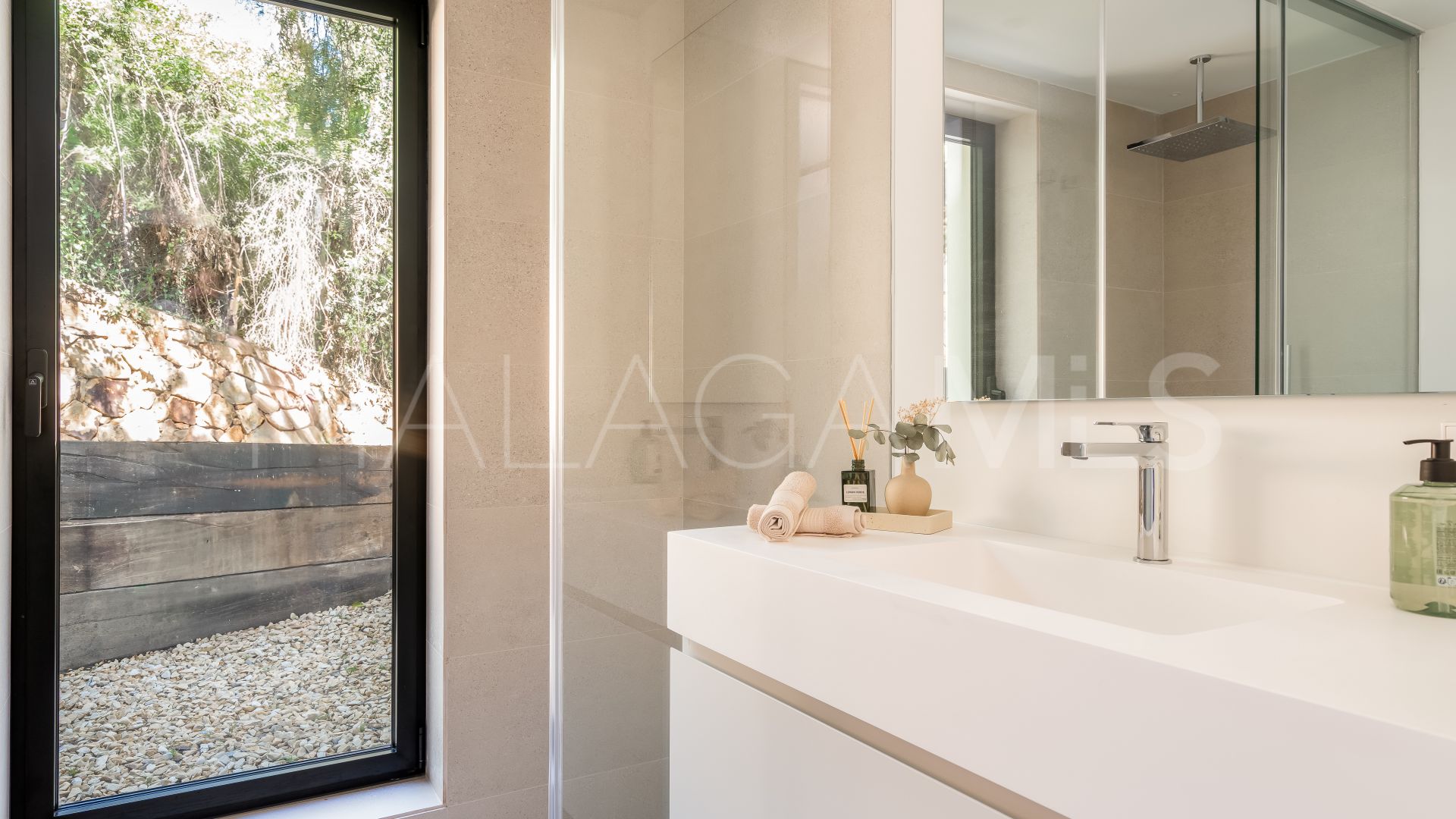 Se vende villa in Los Naranjos Hill Club de 5 bedrooms