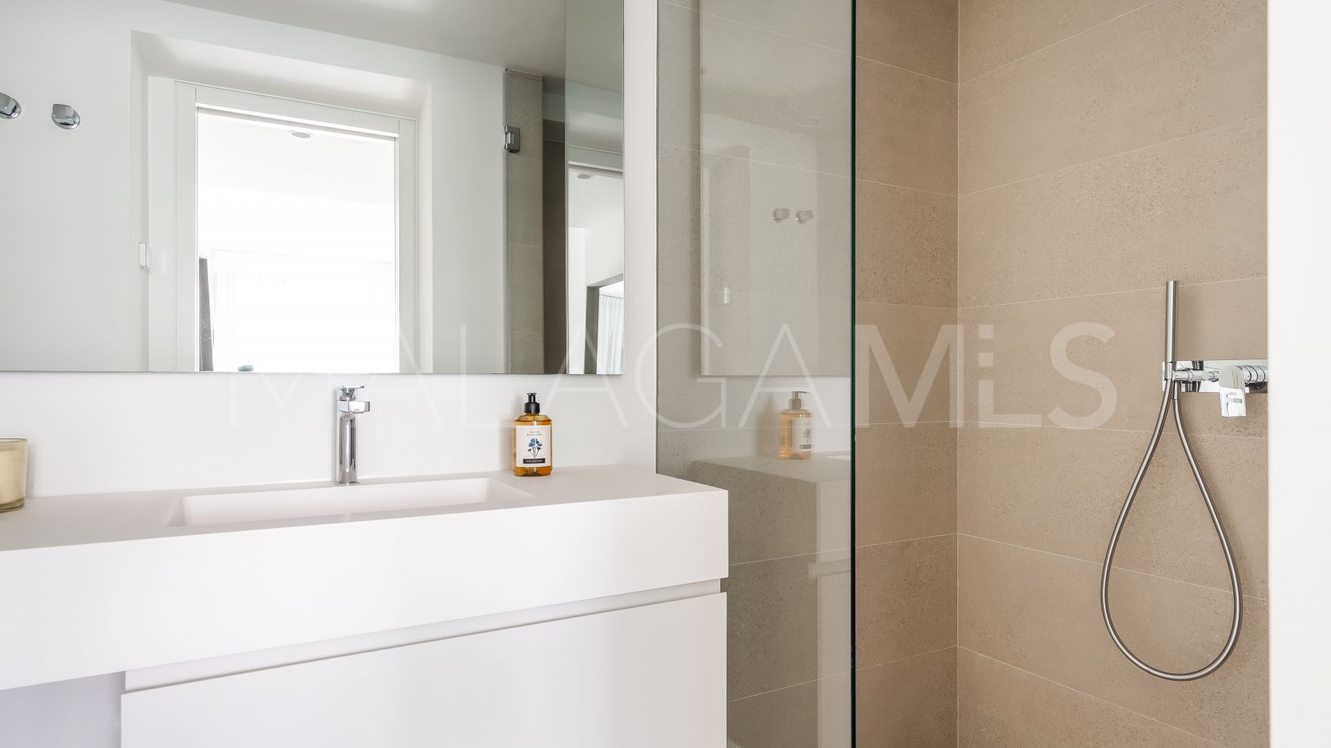 Se vende villa in Los Naranjos Hill Club de 5 bedrooms