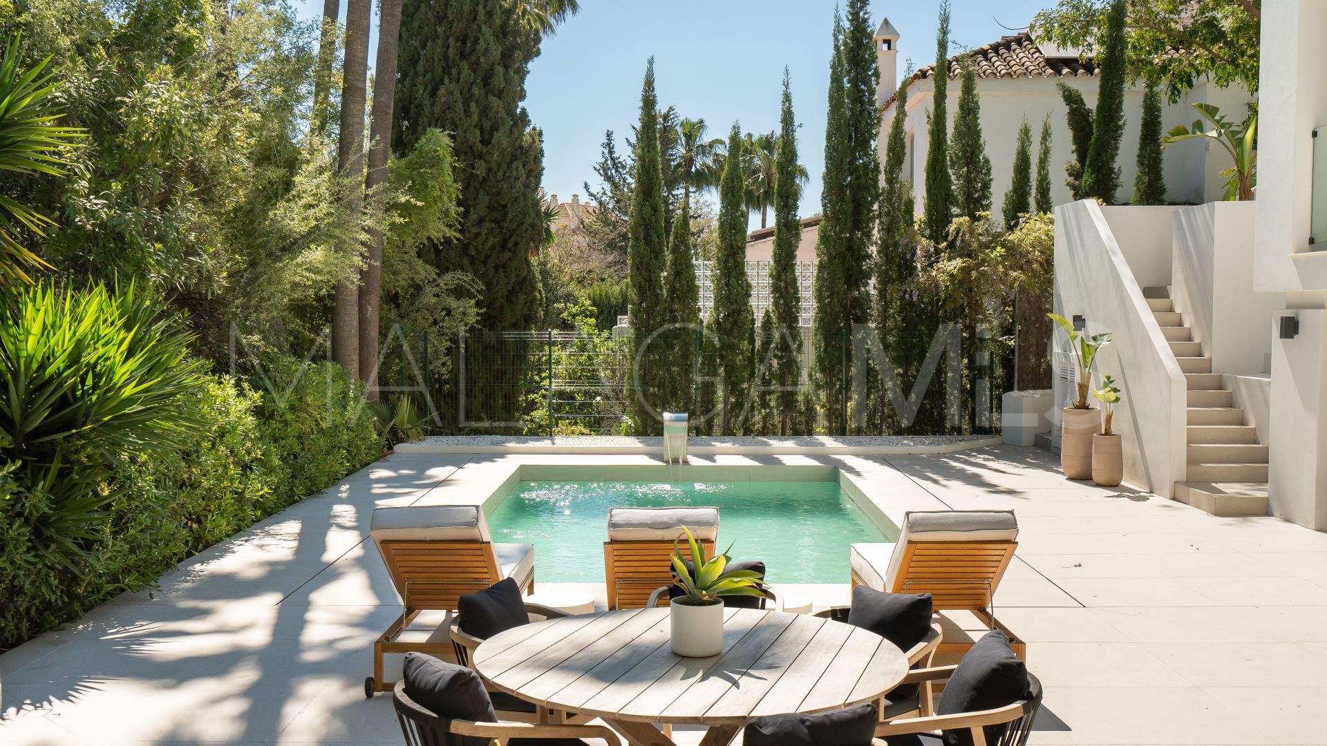 Se vende villa in Los Naranjos Hill Club de 5 bedrooms