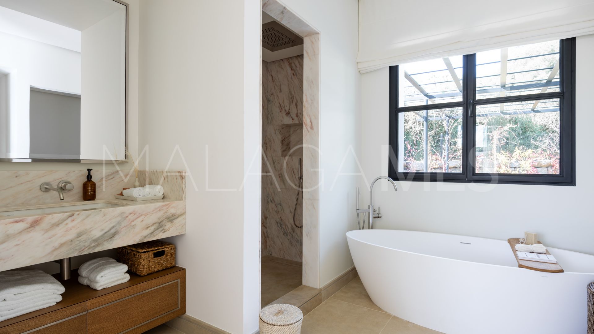 Villa for sale in Cascada de Camojan