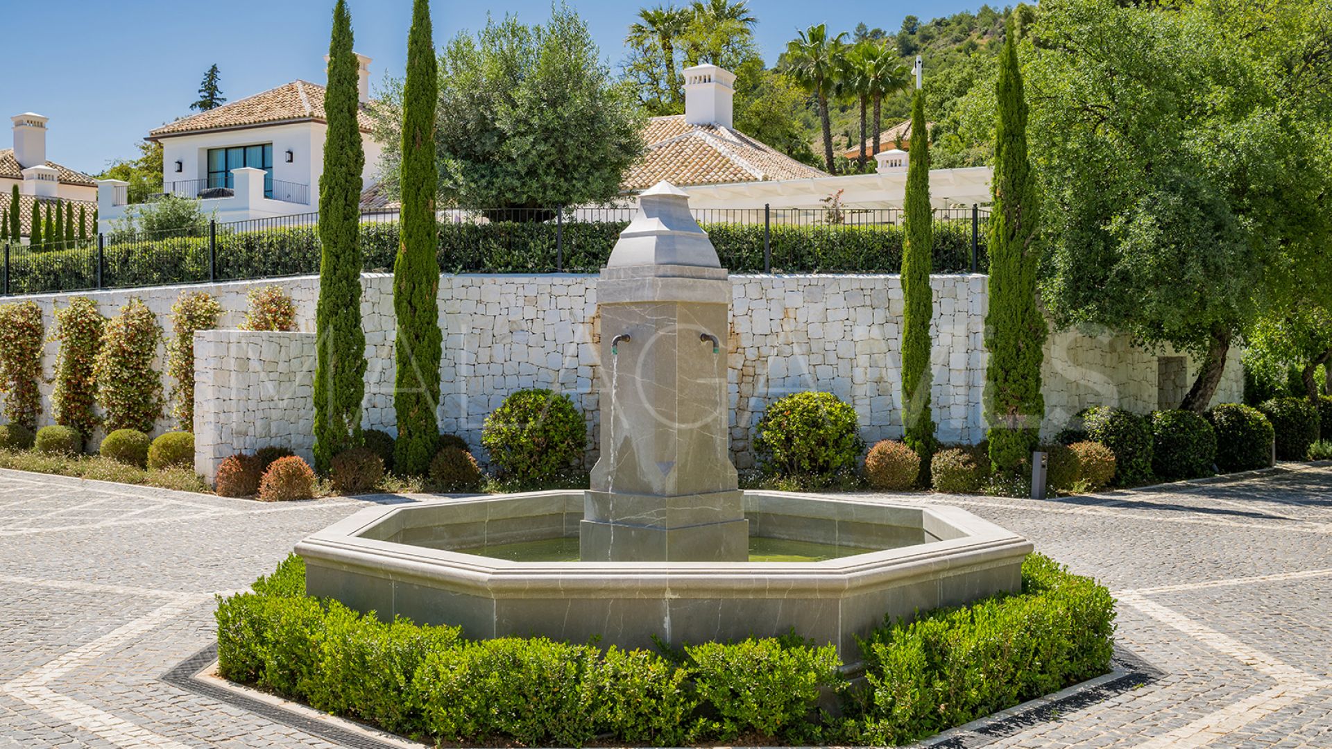 Villa for sale in Cascada de Camojan