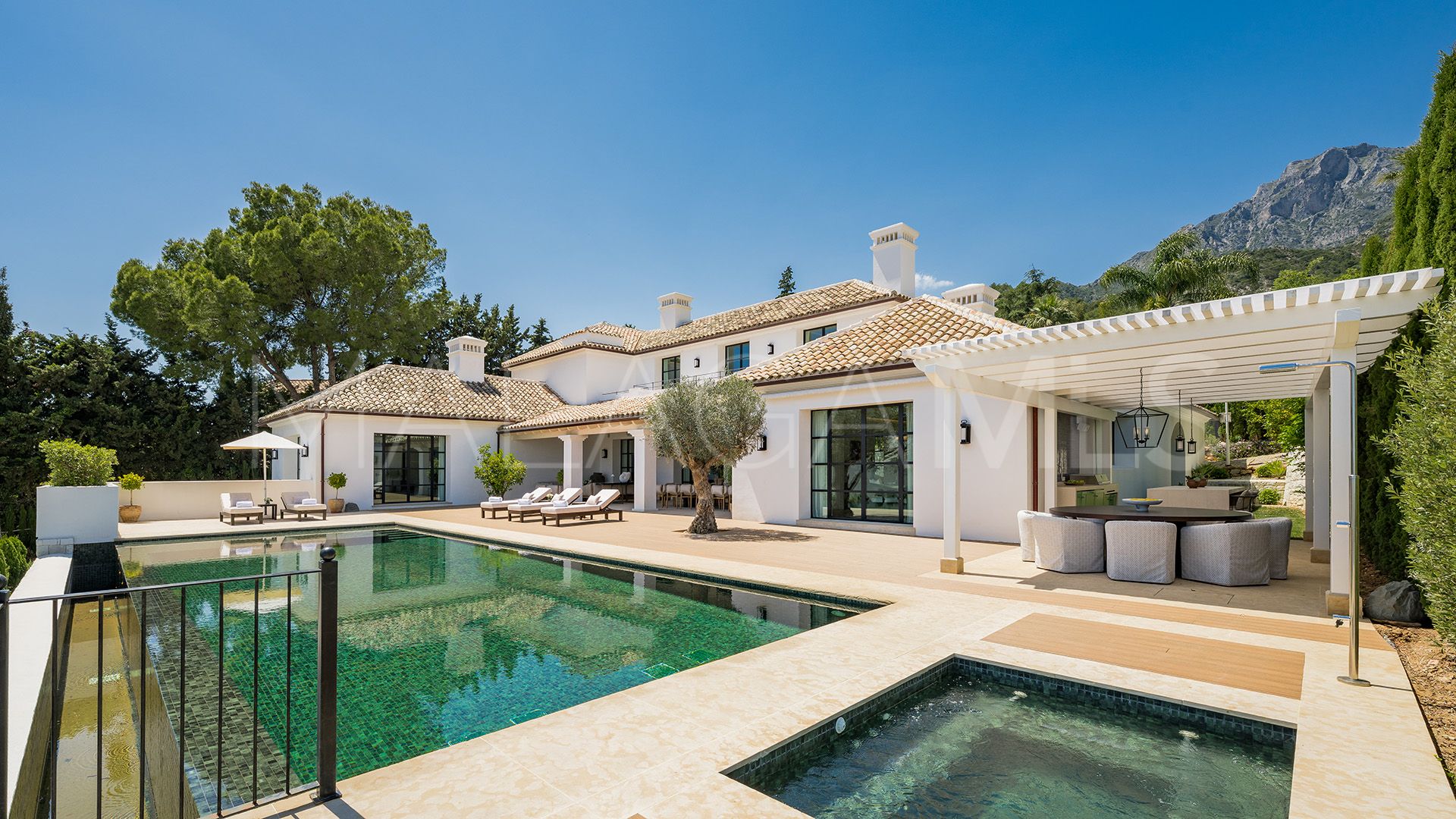 Villa for sale in Cascada de Camojan