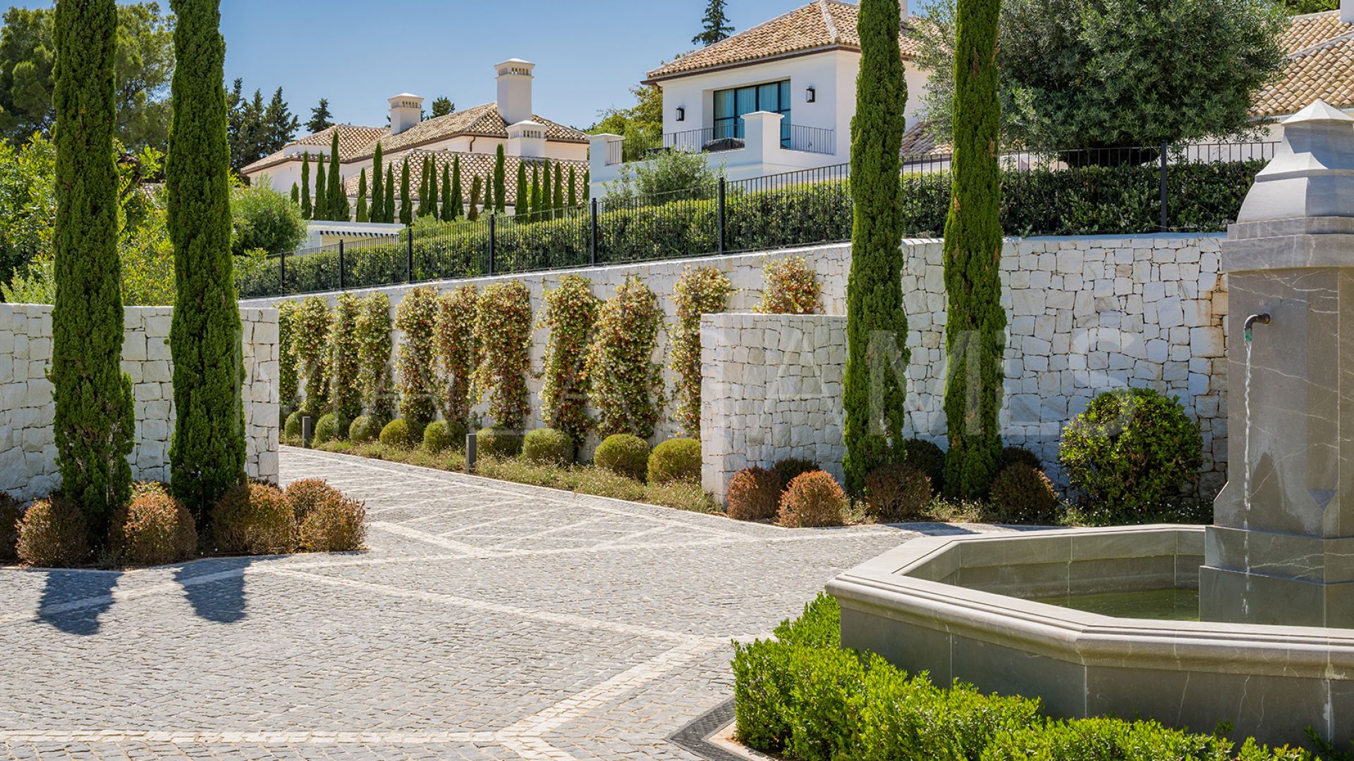 Villa for sale in Cascada de Camojan
