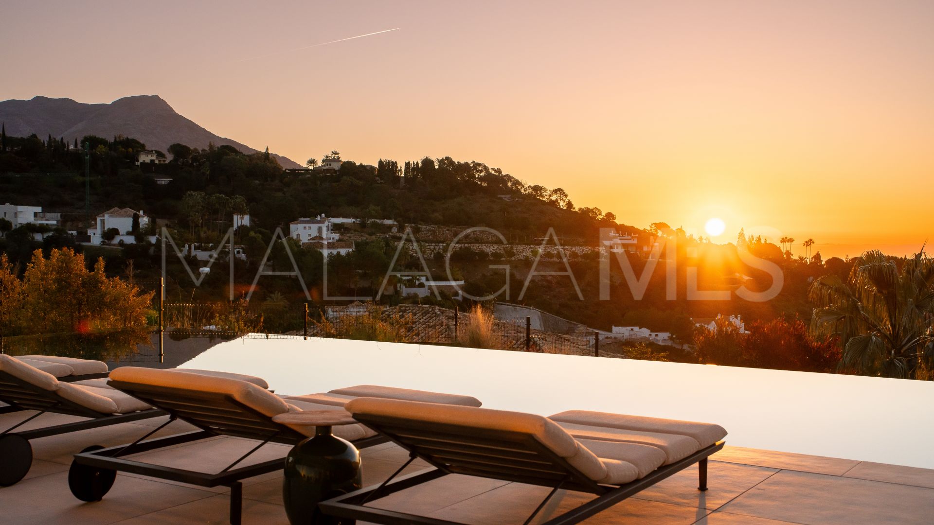 For sale El Madroñal villa with 7 bedrooms