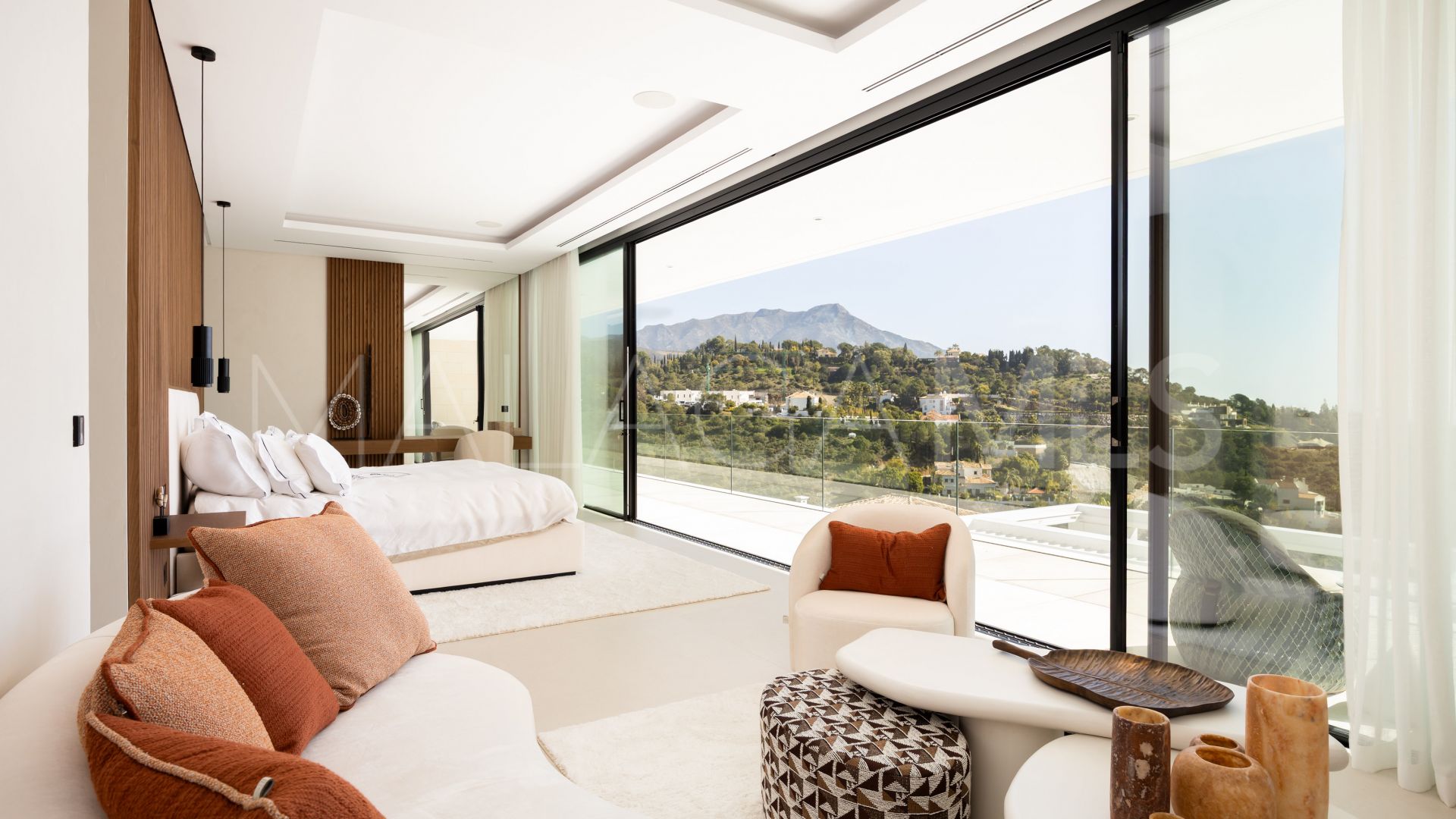 For sale El Madroñal villa with 7 bedrooms