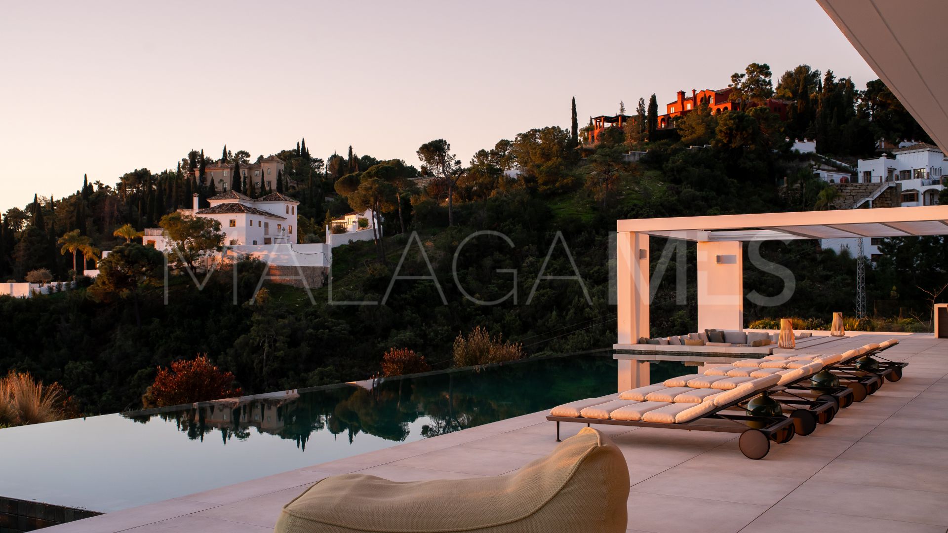 For sale El Madroñal villa with 7 bedrooms