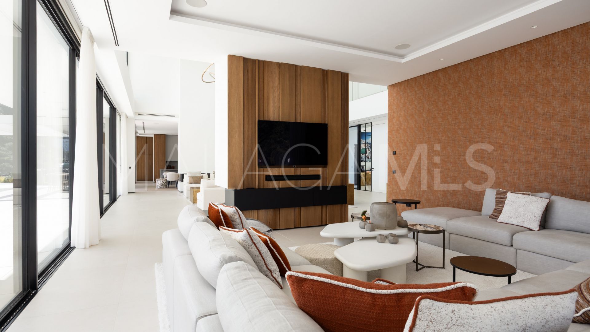 For sale El Madroñal villa with 7 bedrooms