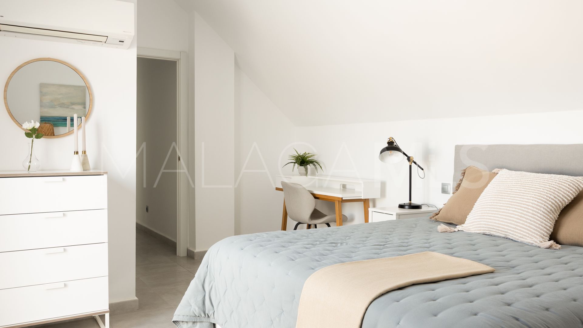 Duplex penthouse for sale in La Maestranza