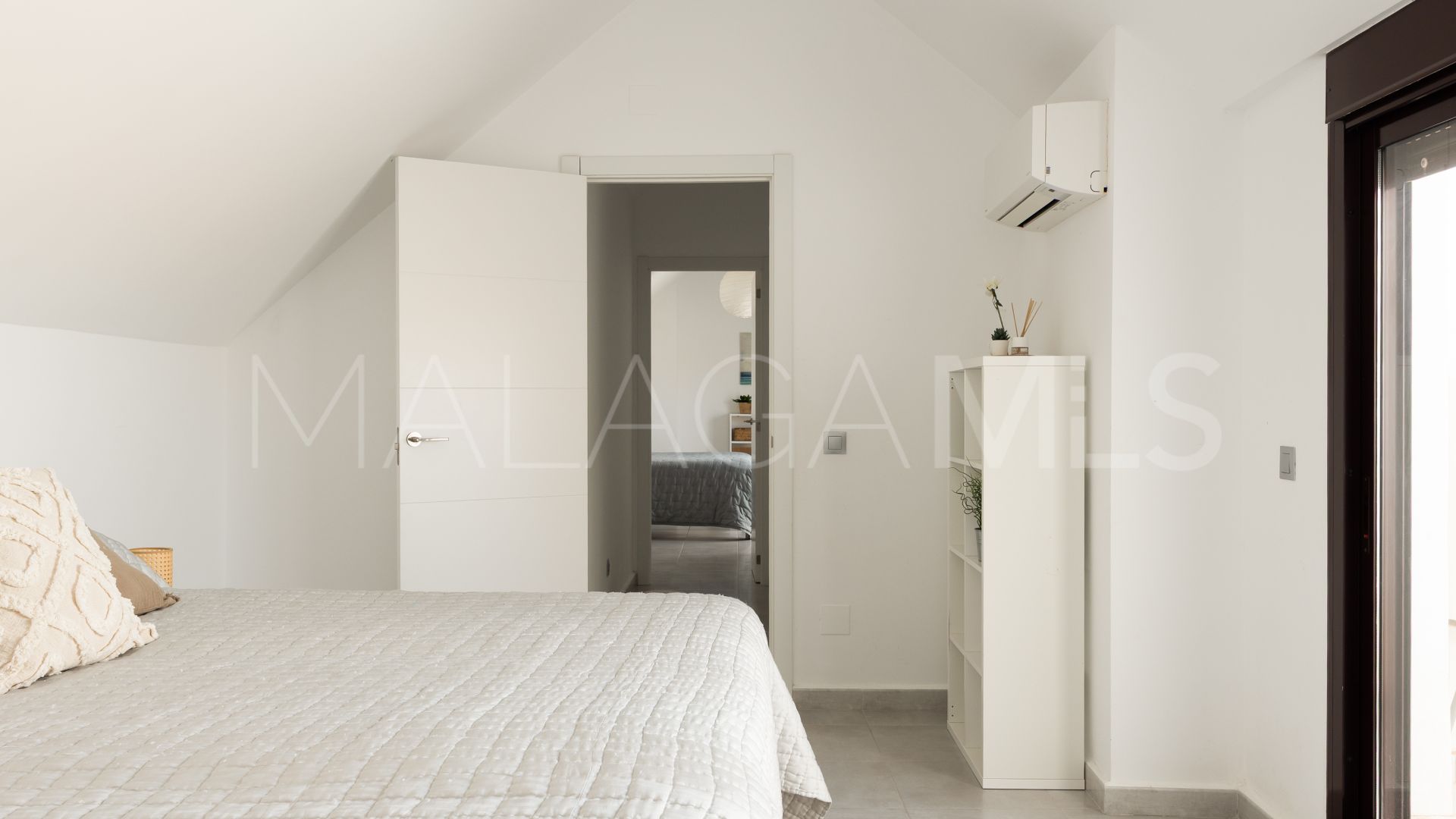 Duplex penthouse for sale in La Maestranza