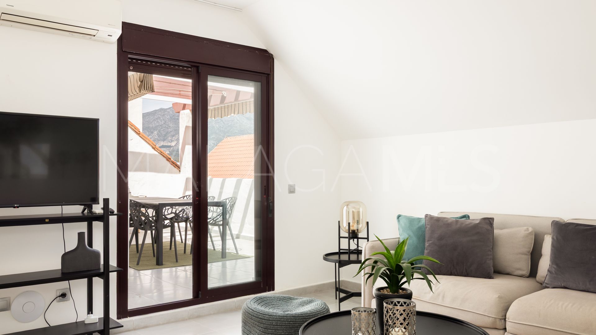 Duplex penthouse for sale in La Maestranza