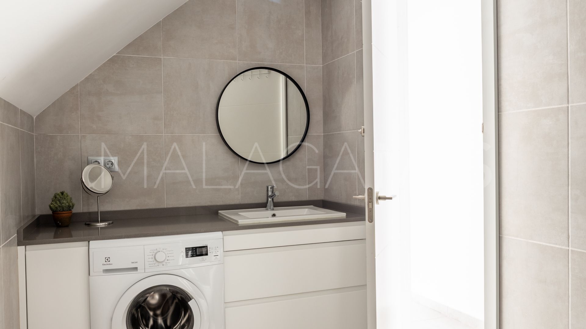 Duplex penthouse for sale in La Maestranza