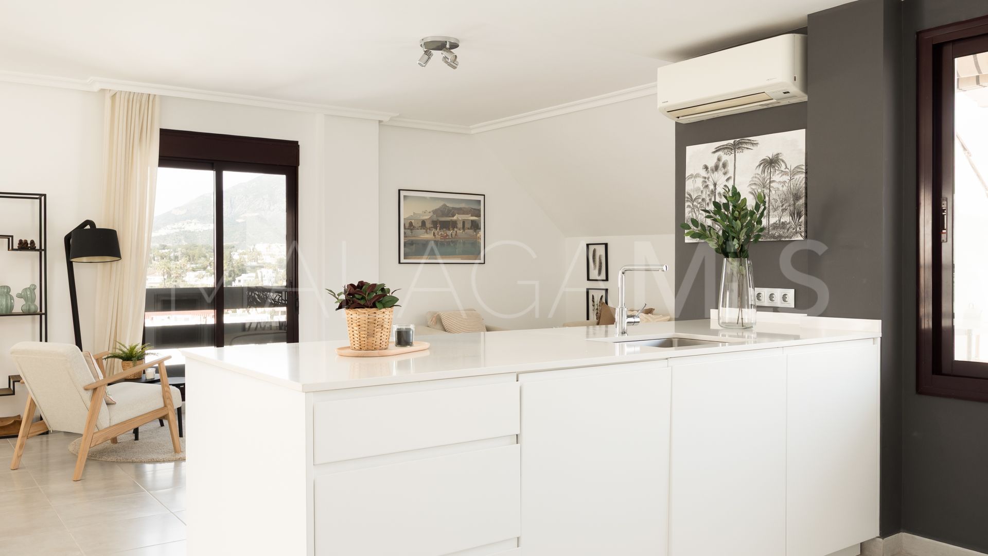 Duplex penthouse for sale in La Maestranza