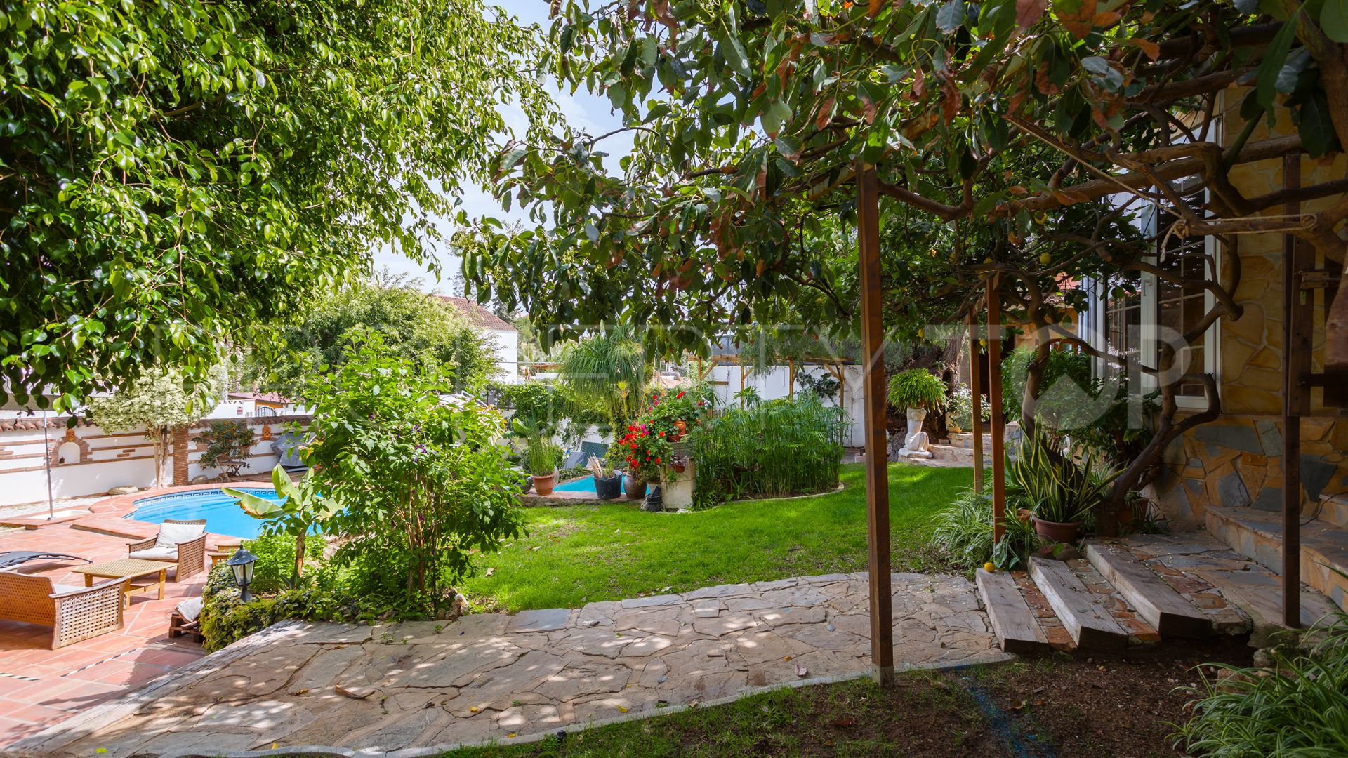 Se vende villa en Nueva Andalucia con 4 dormitorios