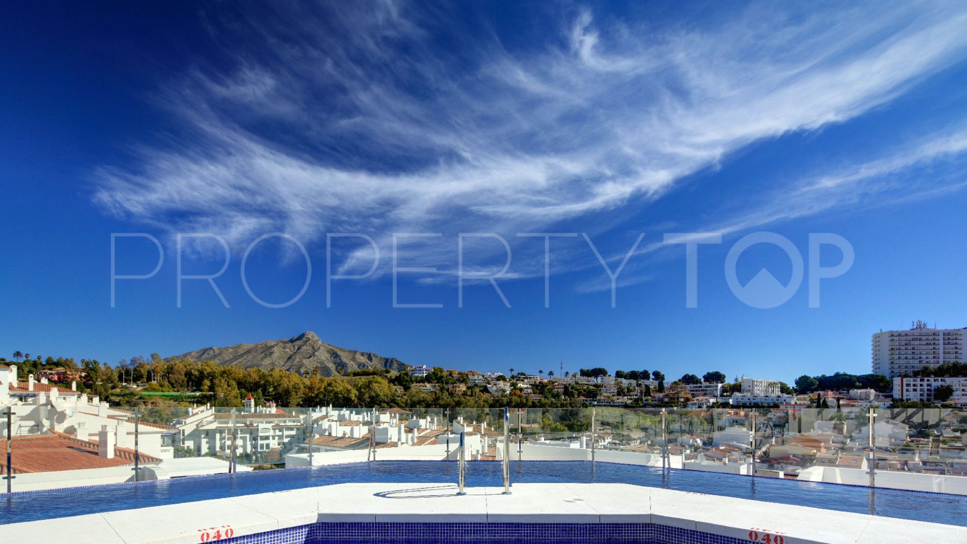 For sale Nueva Andalucia 2 bedrooms penthouse