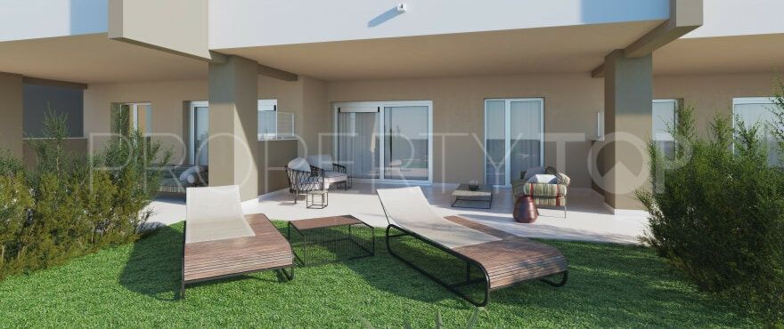 Se vende apartamento planta baja en Estepona Golf con 2 dormitorios