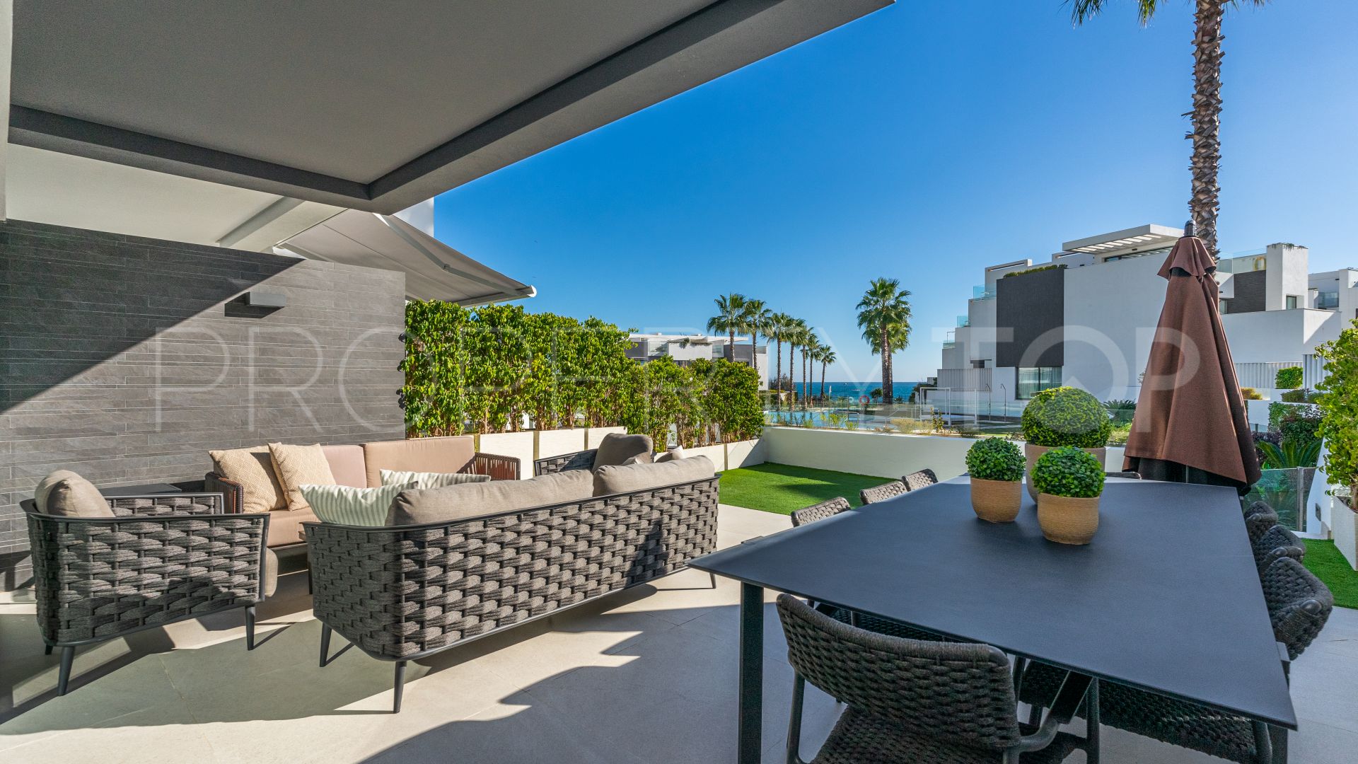 For sale town house with 4 bedrooms in Estepona Playa
