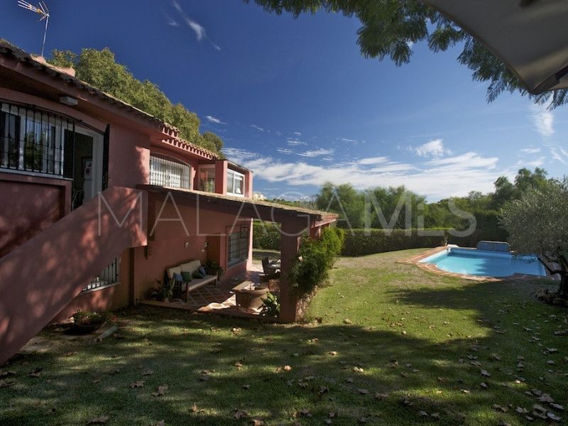 Villa for sale in Elviria