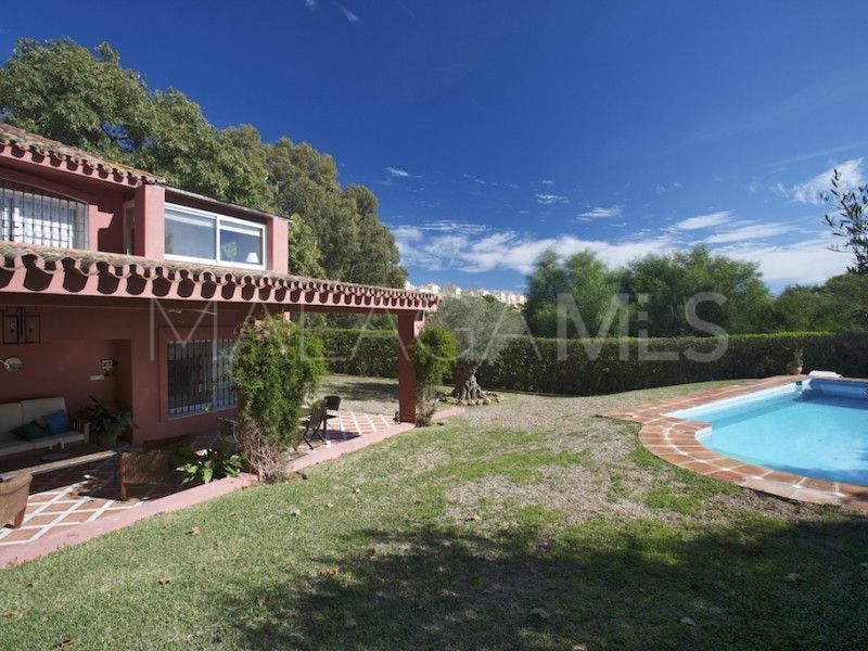 Villa for sale in Elviria