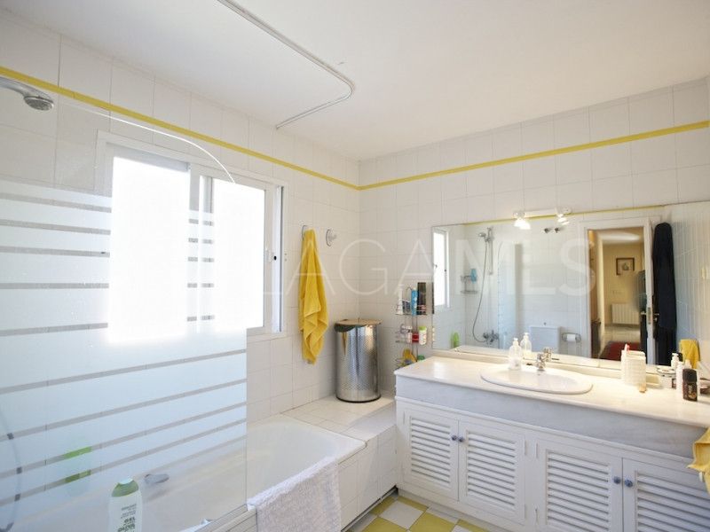 Villa for sale in Elviria