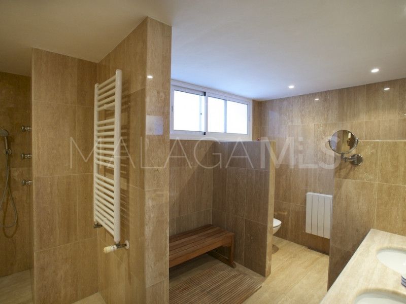 Villa for sale in Elviria