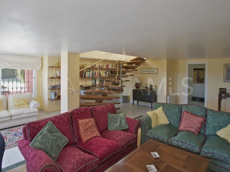 Villa for sale in Elviria