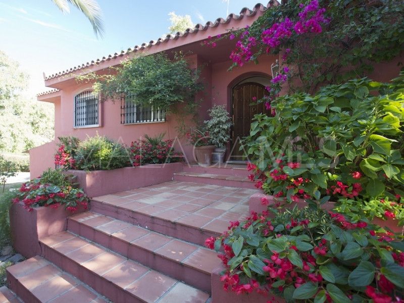 Villa for sale in Elviria