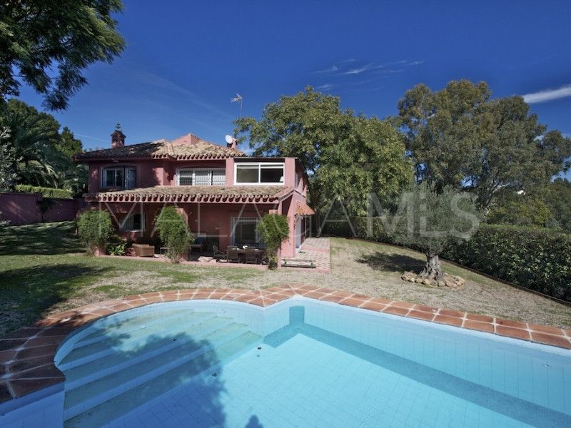 Villa for sale in Elviria
