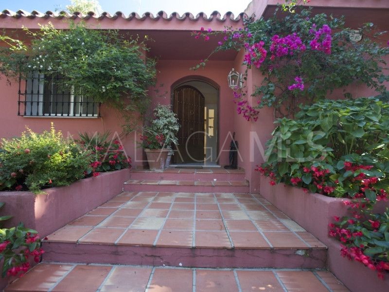 Villa for sale in Elviria