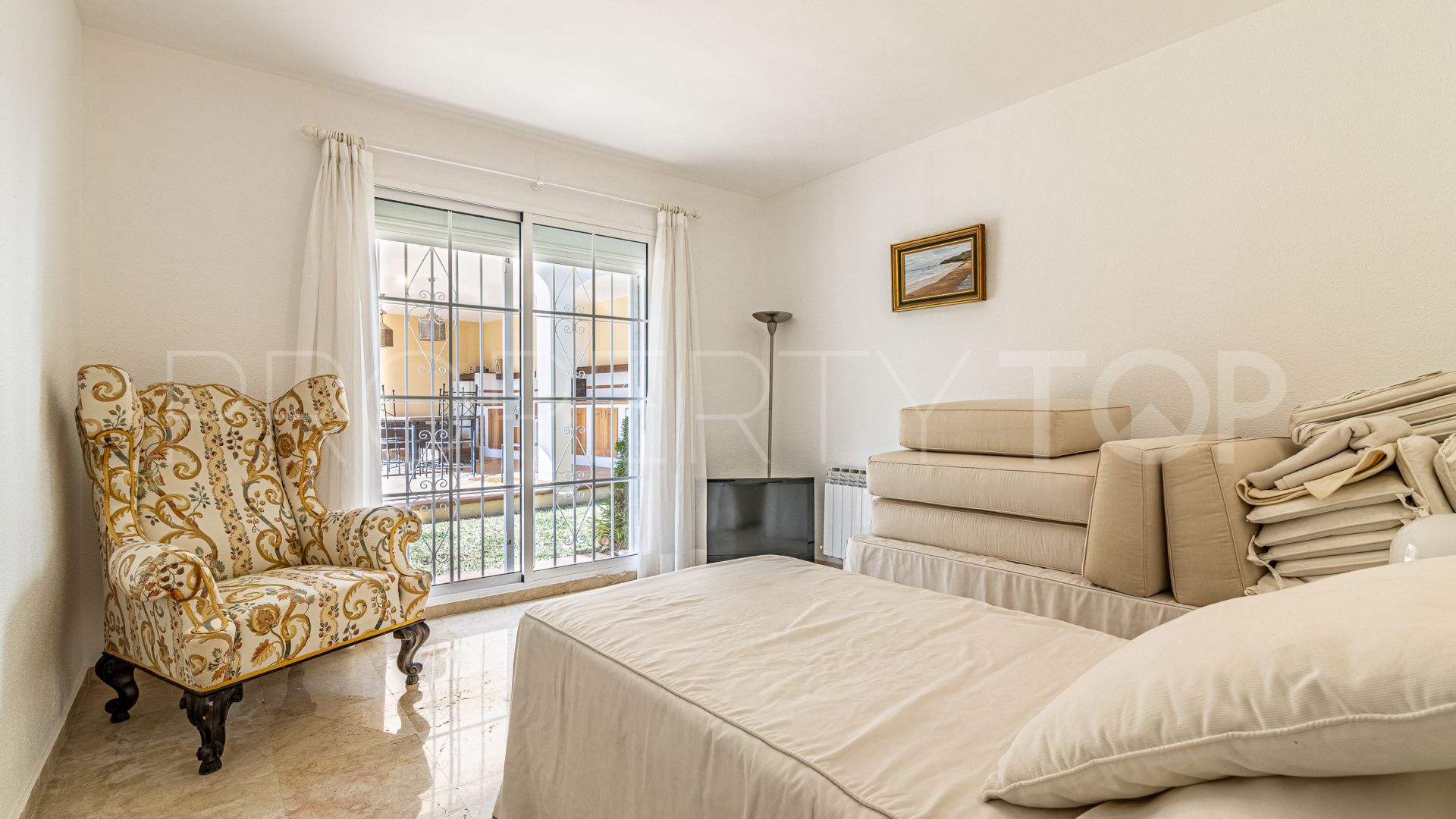 Buy 5 bedrooms villa in Cascada de Camojan