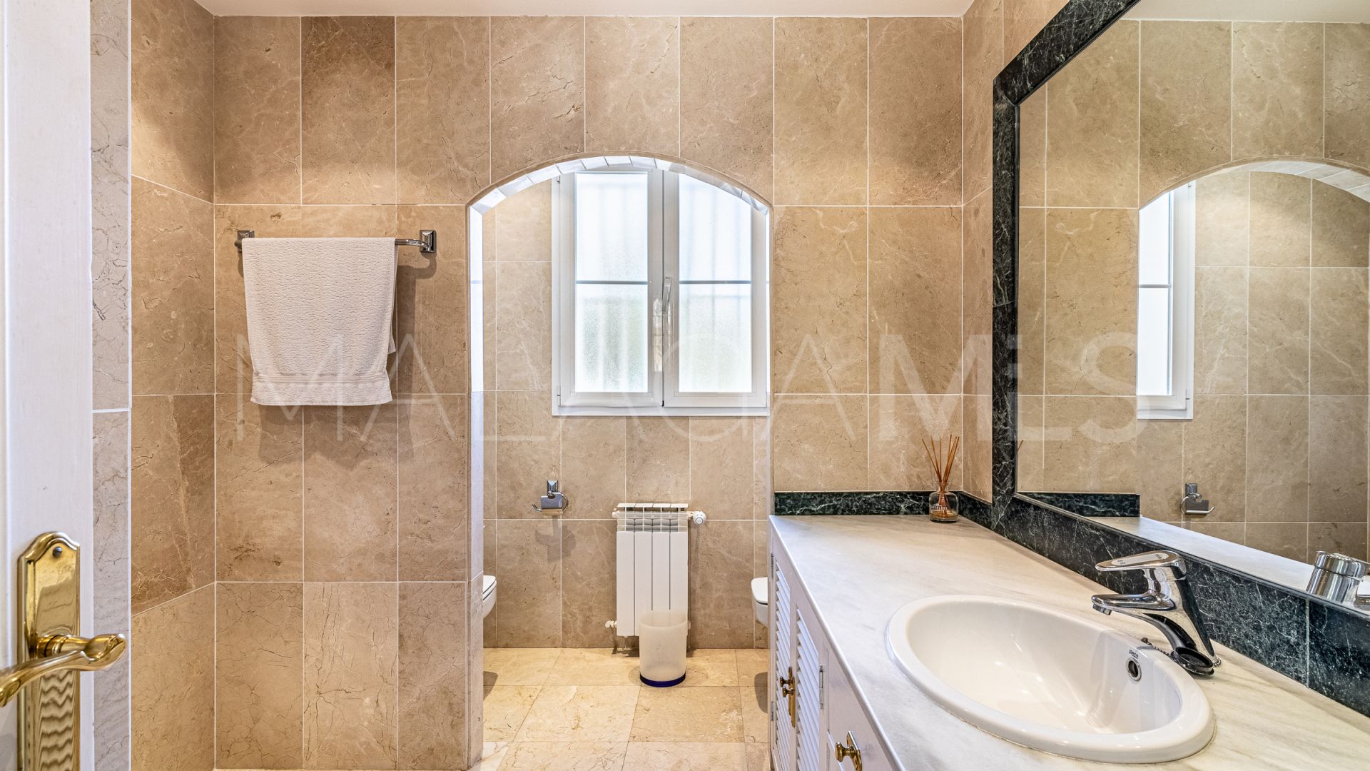 Villa for sale in Cascada de Camojan