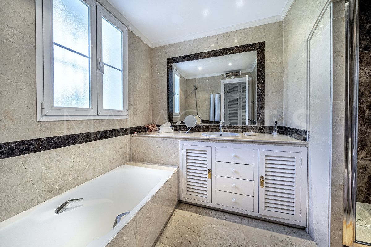 Villa for sale in Cascada de Camojan