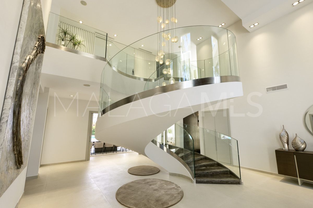 9 bedrooms villa in Nueva Andalucia for sale