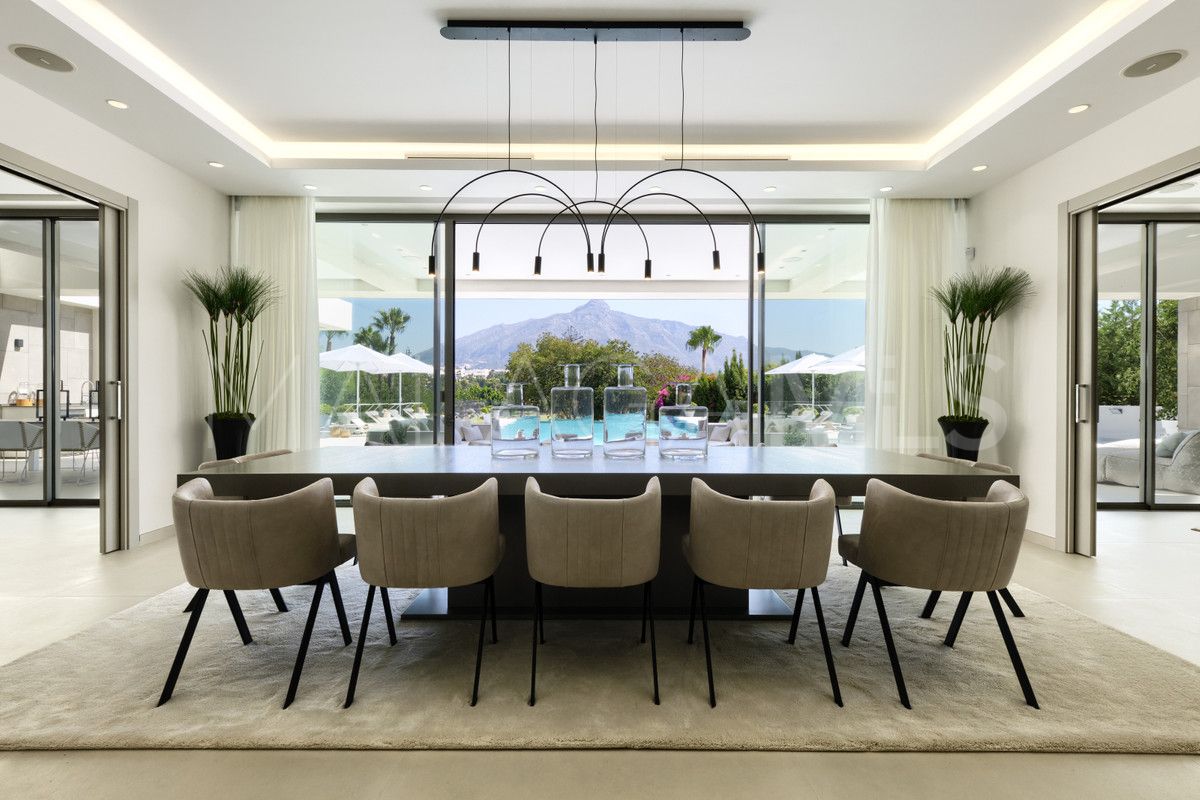 9 bedrooms villa in Nueva Andalucia for sale