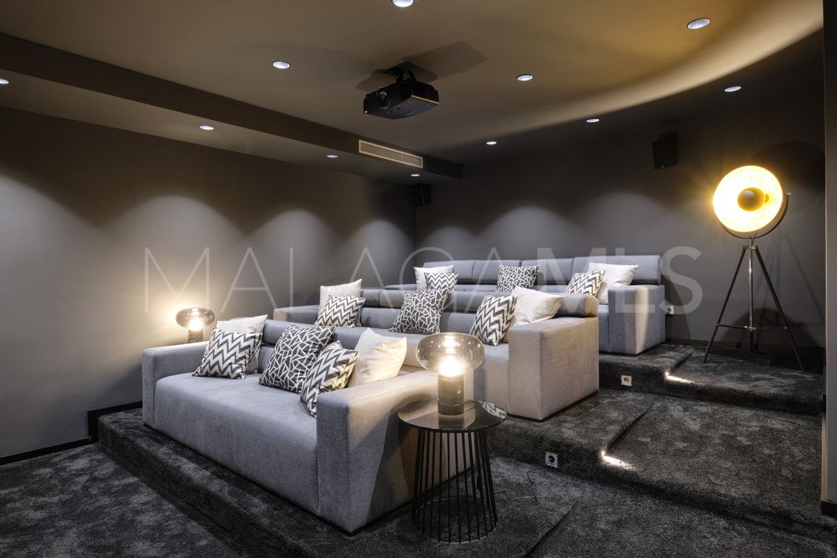 9 bedrooms villa in Nueva Andalucia for sale
