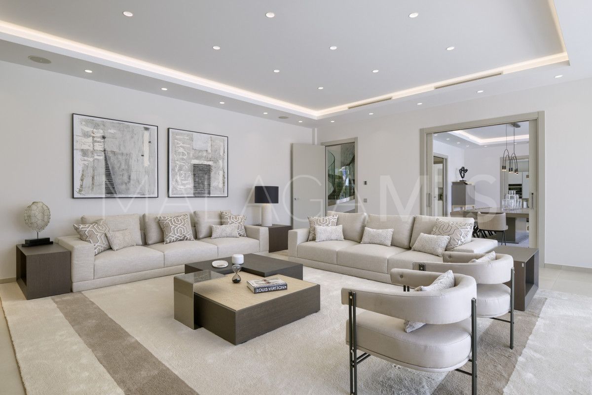 9 bedrooms villa in Nueva Andalucia for sale