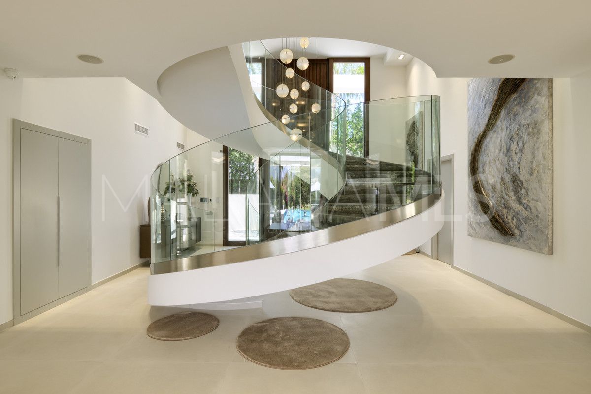 9 bedrooms villa in Nueva Andalucia for sale