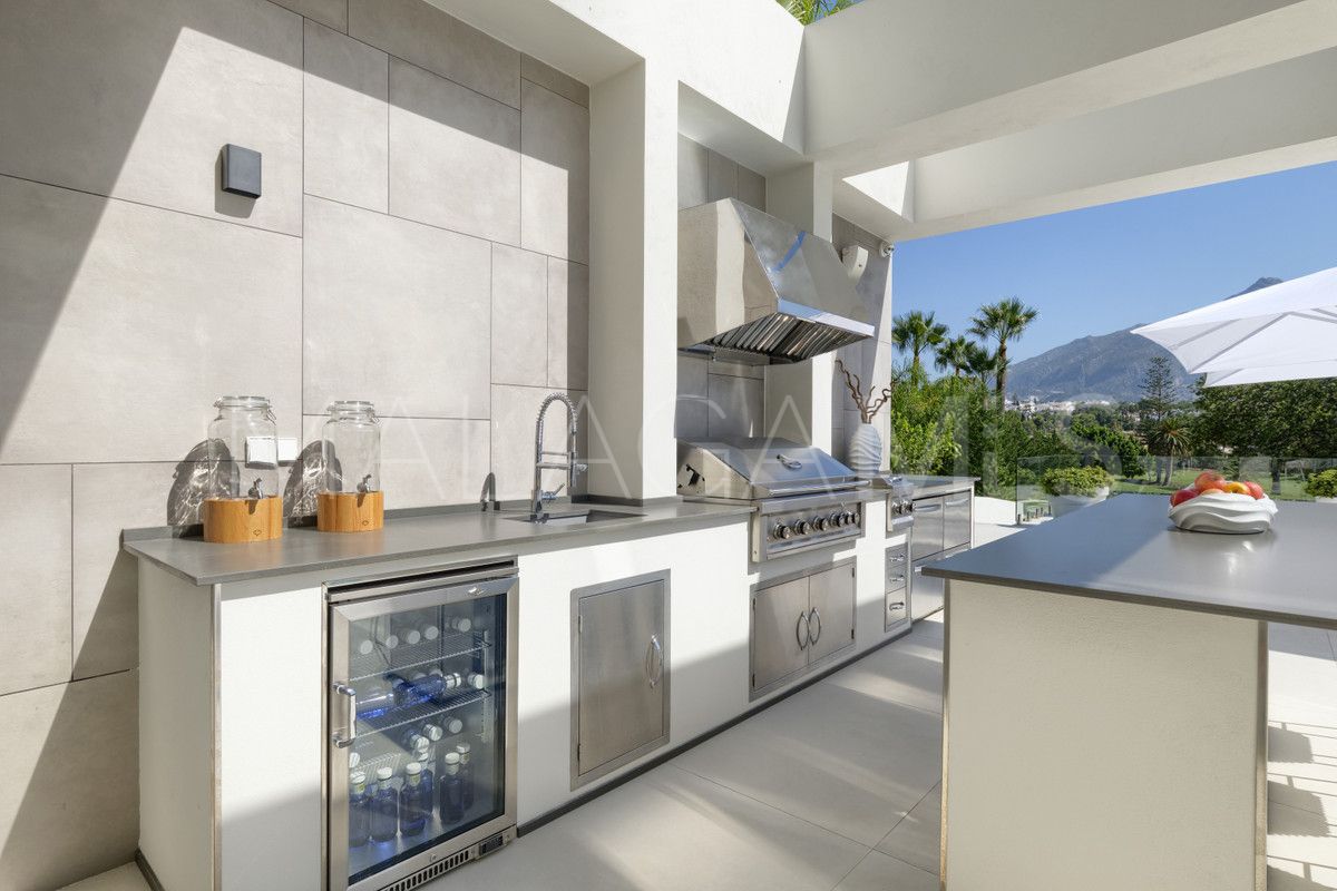 9 bedrooms villa in Nueva Andalucia for sale