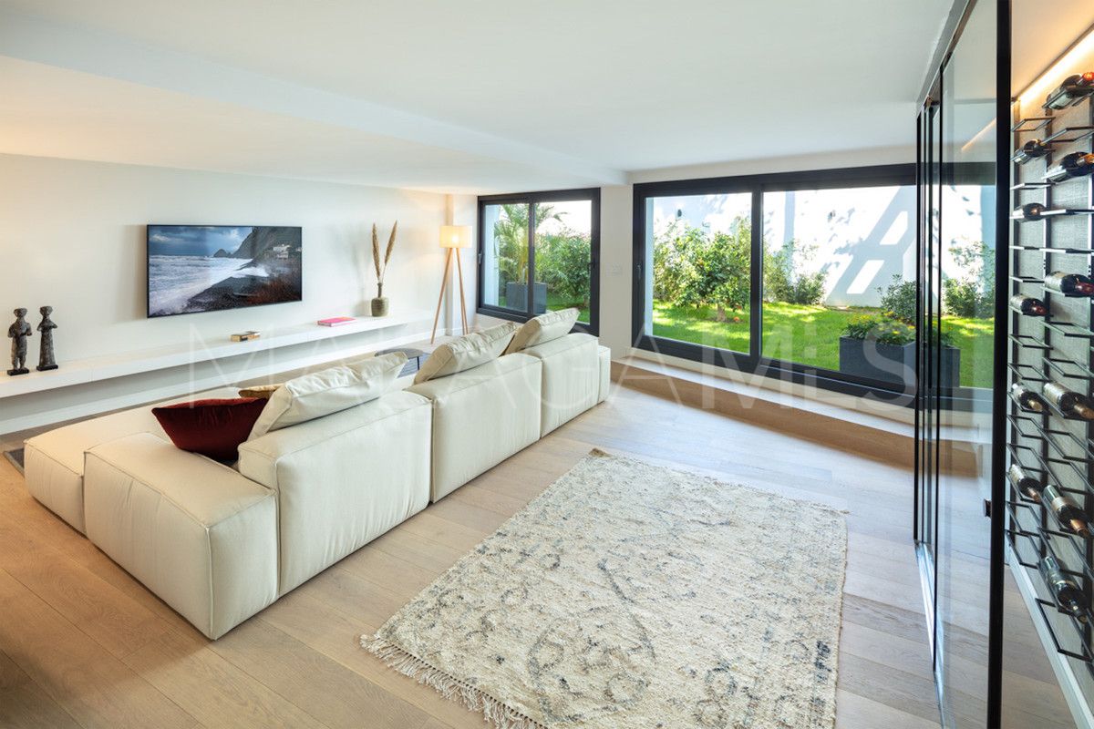 Villa for sale in Nueva Andalucia