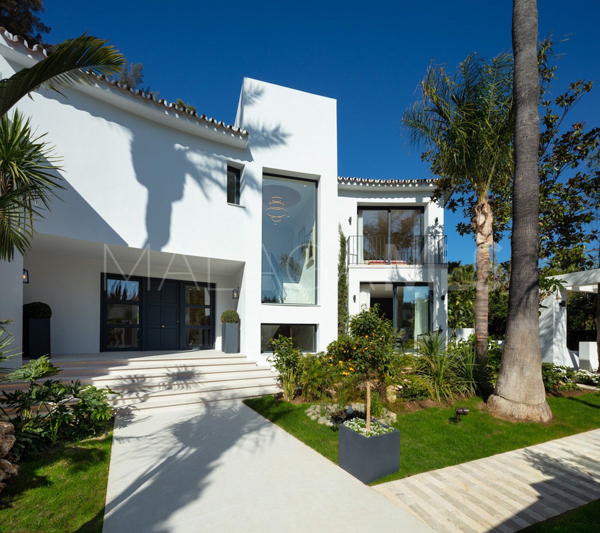 Villa for sale in Nueva Andalucia