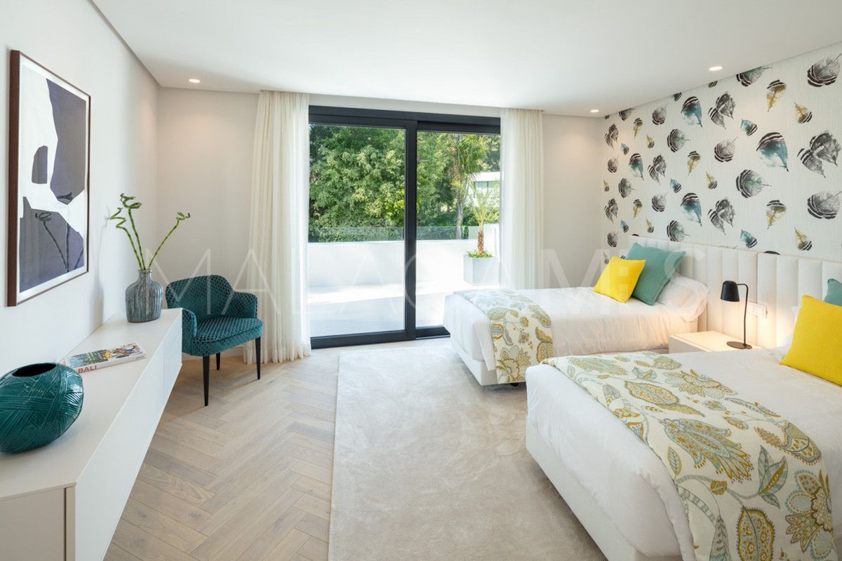 Villa for sale in Nueva Andalucia