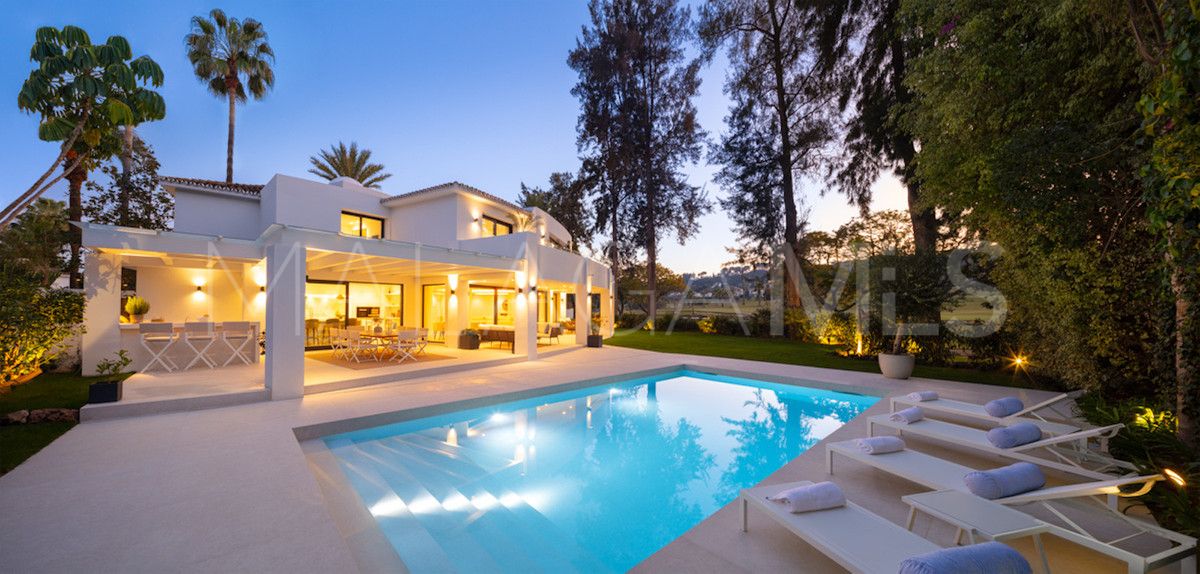 Villa for sale in Nueva Andalucia
