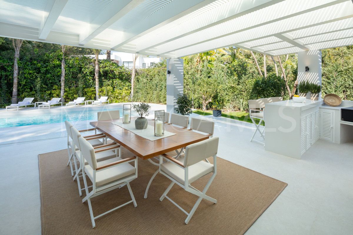 Villa for sale in Nueva Andalucia
